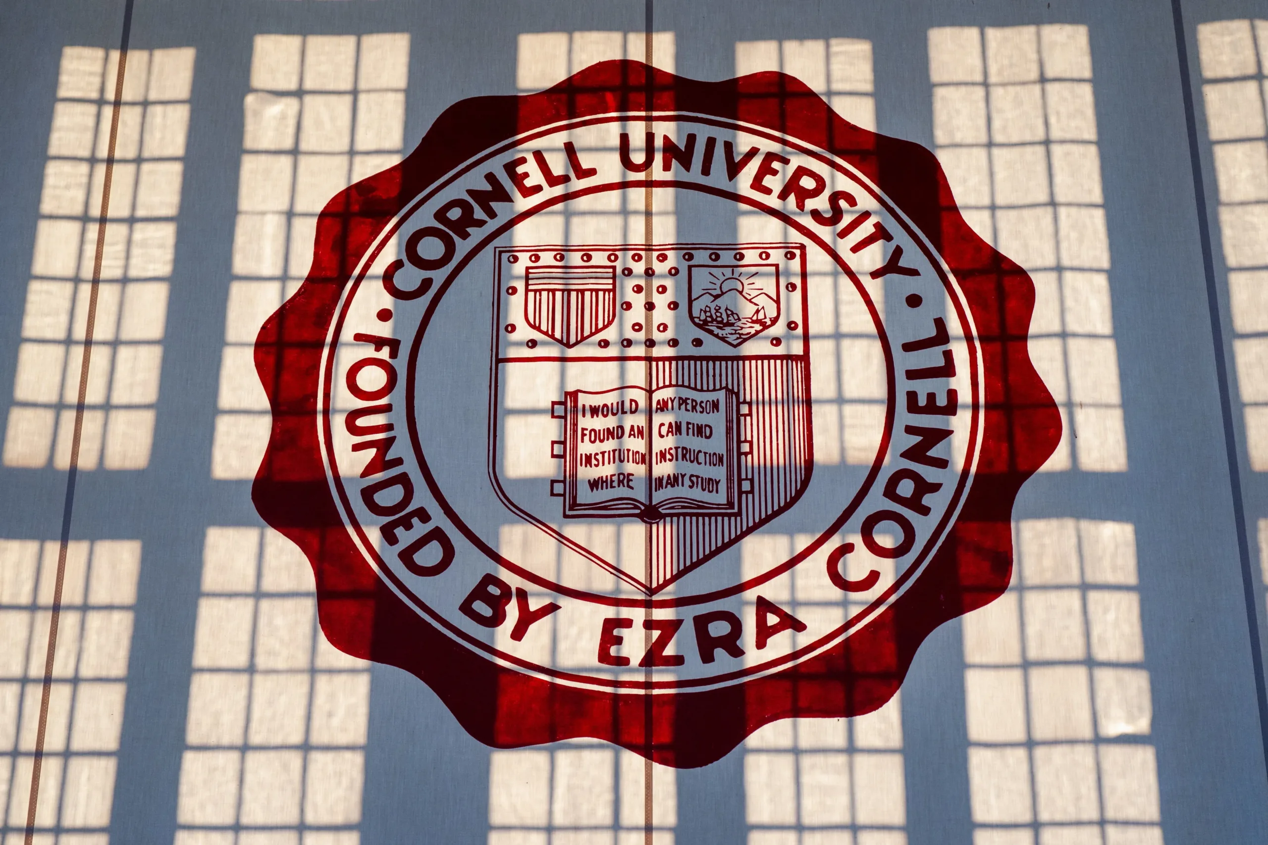 Το Cornell αντιμετωπίζει διαδηλώσεις και αμφισβήτηση από το διδακτικό προσωπικό για τον χειρισμό καταγγελλόμενου ομαδικού βιασμού το 2024