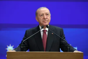 Η αντιπολίτευση στην Τουρκία δυσκολεύεται να διατηρήσει την ορμή μετά την προσχώρηση του δημάρχου της Σμύρνης στο AK Party του Ερντογάν