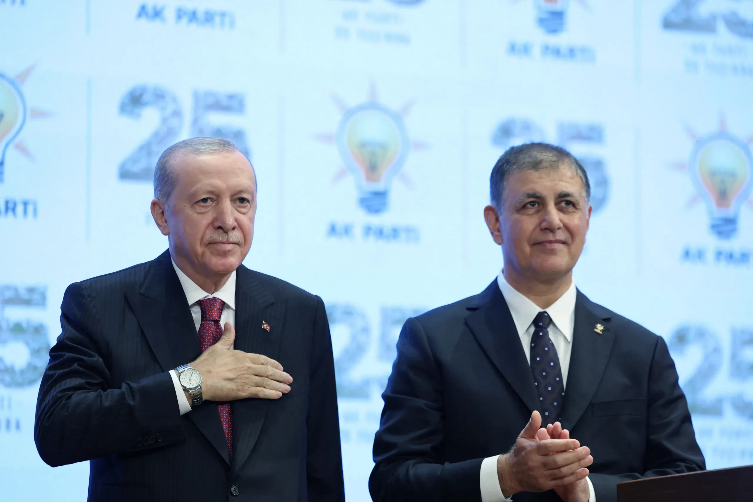 Ο δήμαρχος Σμύρνης εντάσσεται στο AKP του Ερντογάν εν μέσω διώξεων κατά δήμων της αντιπολίτευσης