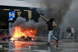 Протестующие столкнулись с полицией в Брюсселе во время общенациональной забастовки против сокращения бюджетных расходов