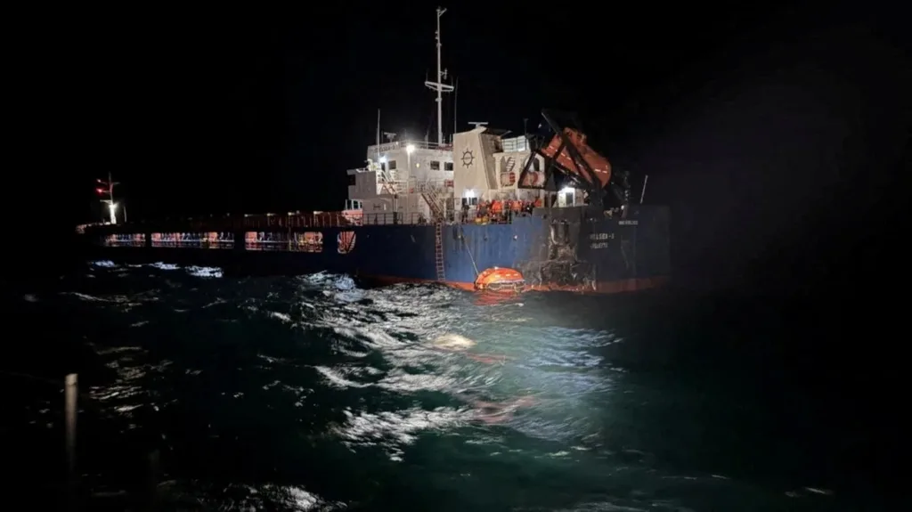 Одиннадцать моряков пропали без вести после атаки дронов, потопившей грузовое судно у берегов Болгарии