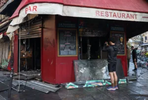Η Γαλλία ξεκινά τον καθαρισμό μετά τα αιματηρά επεισόδια με σχεδόν 1.800 συλλήψεις