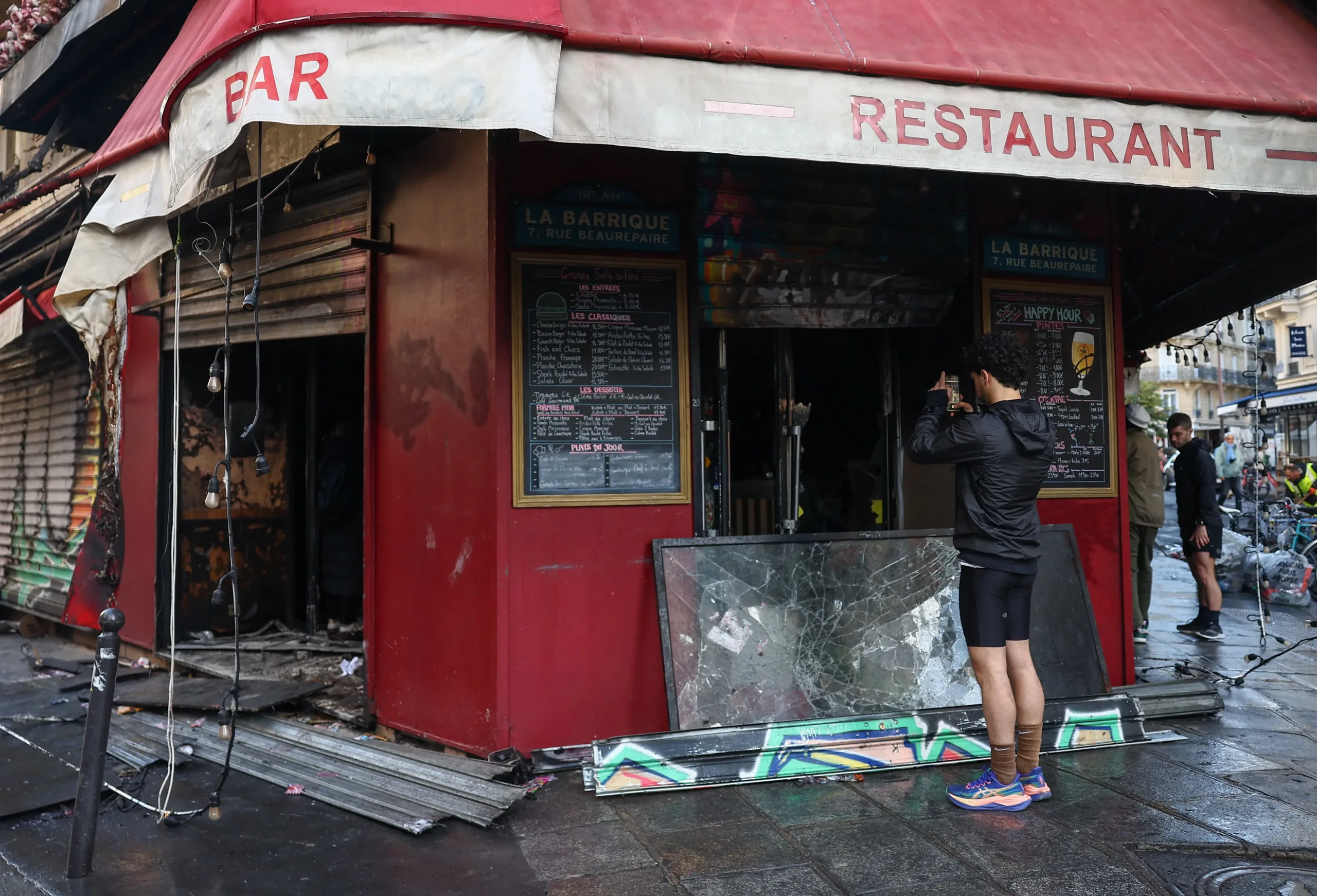 Η Γαλλία ξεκινά τον καθαρισμό μετά τα αιματηρά επεισόδια με σχεδόν 1.800 συλλήψεις
