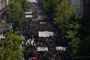 Учащиеся и преподаватели по всей Греции вышли на митинги за увеличение финансирования образования