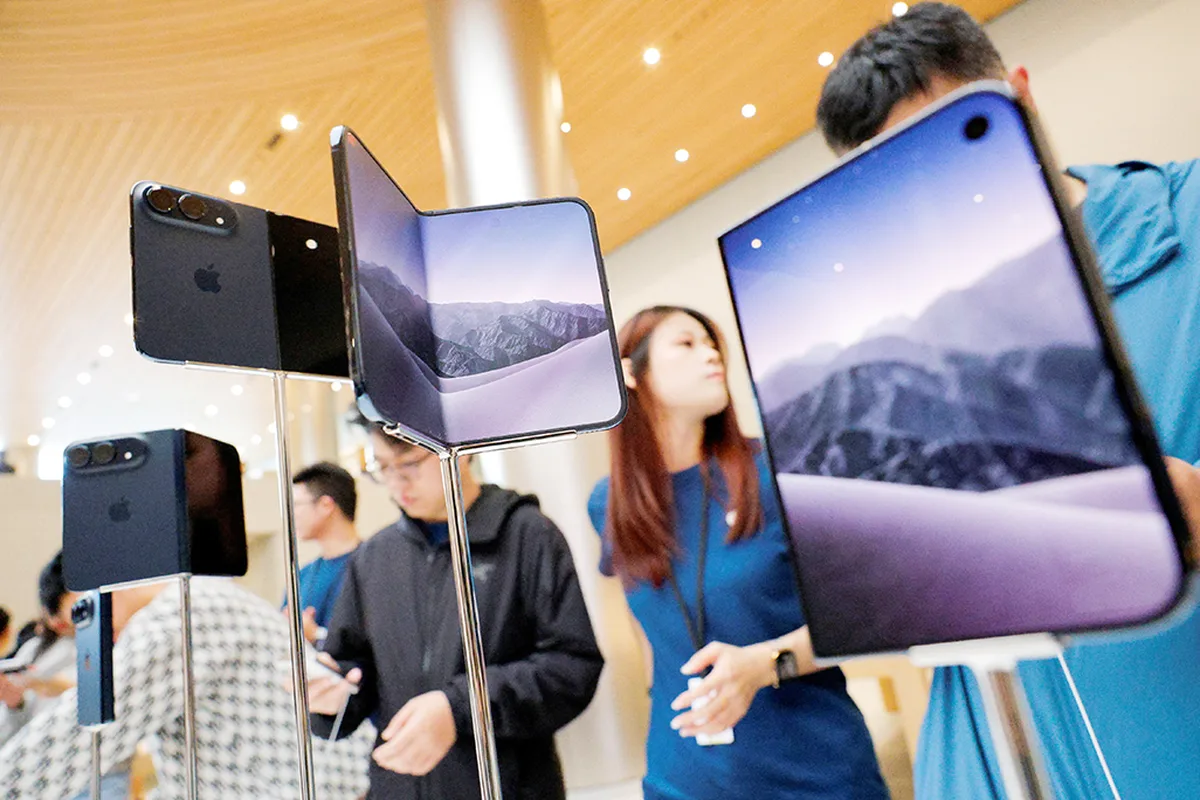 Η Apple κυκλοφορεί παγκοσμίως το iPhone Duo των 2.000 δολαρίων με ισχυρή ζήτηση αλλά πιο ήσυχη πρεμιέρα στα καταστήματα