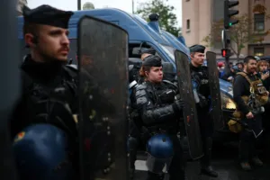 На фоне протестов во Франции задействовали 70 000 полицейских, беспорядки пошли на спад по сравнению с предыдущей неделей