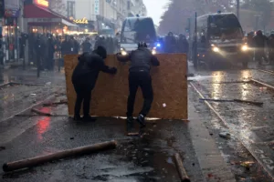 Массовые протесты по всей Франции завершились столкновениями, несмотря на усиленные меры безопасности
