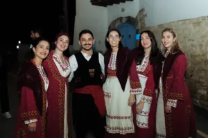 Οι γαστρονομικές παραδόσεις της Αθηένου εμπνέουν συλλογή μεταξωτών μαντιλιών