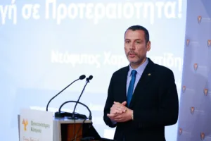 Министр здравоохранения хочет побеседовать с медсёстрами, ушедшими из профессии