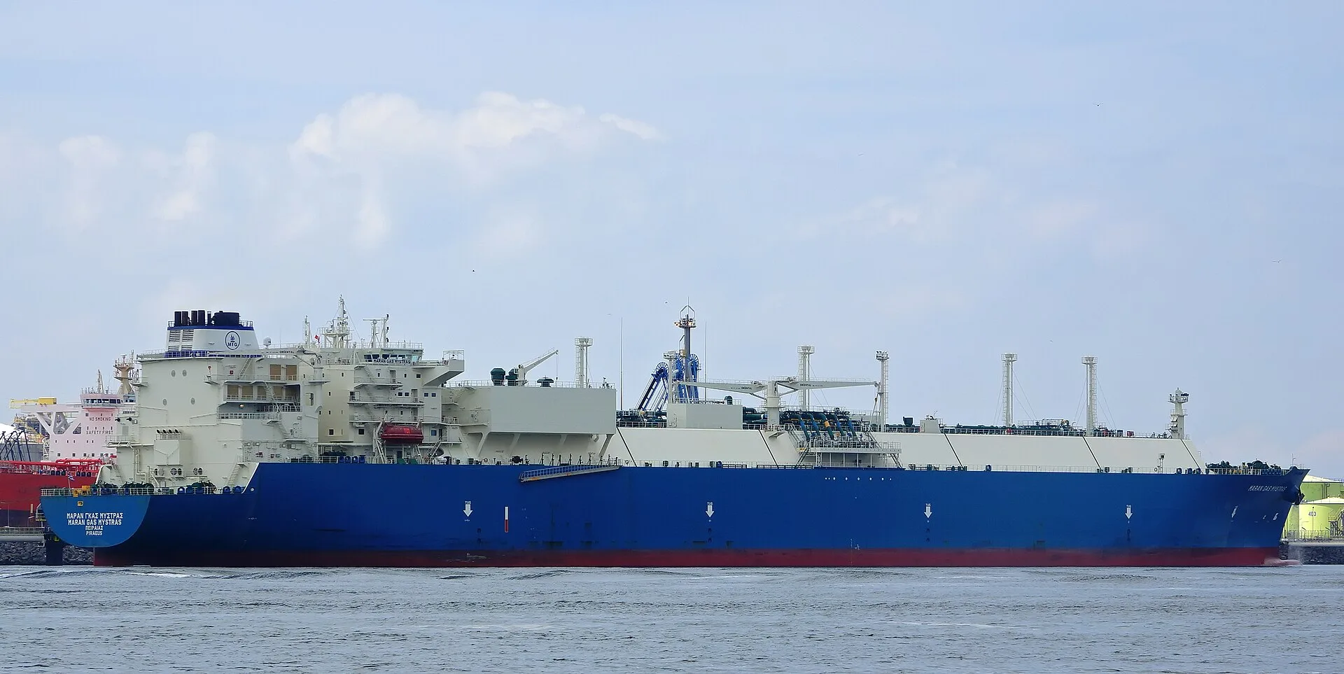 Πλοίο μεταφοράς LNG υπό ελληνική σημαία επλήγη από βλήμα αγνώστου ταυτότητας κατά την έξοδό του από τα Στενά του Ορμούζ