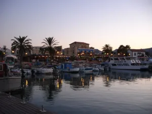 Λατσί: λιμάνι, αναψυχή και πληροφορίες για θαλάσσιες εκδρομές