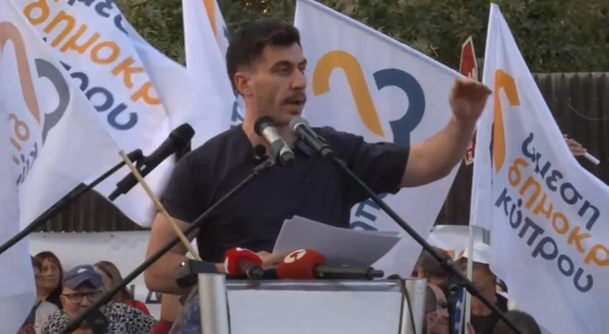 Fidias Panayiotou leads protest over electricity costs at presidential palace
