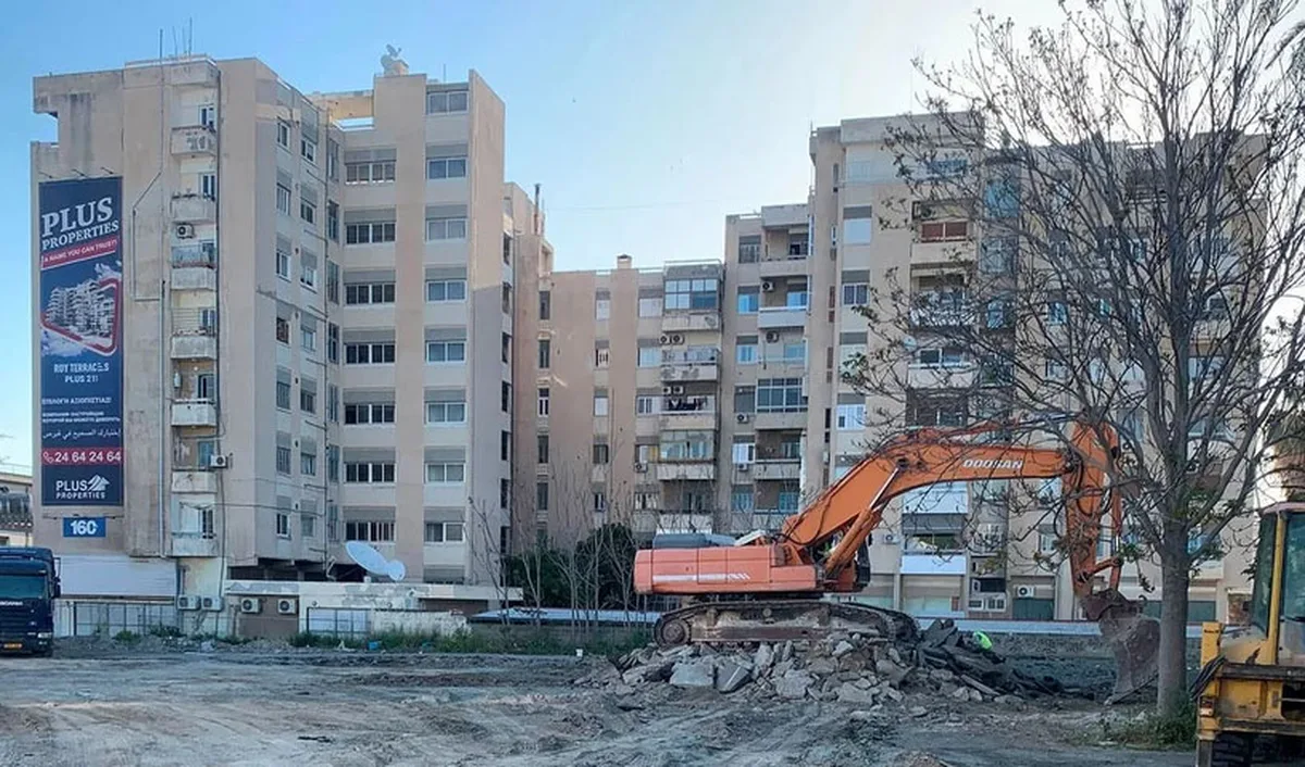 В Ларнаке распорядились эвакуировать аварийное здание Dipa