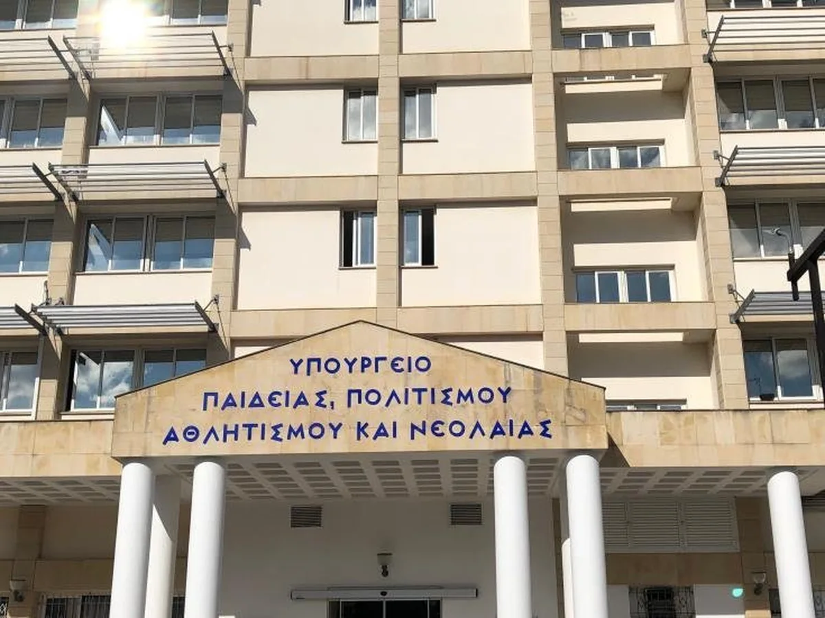 Министерство выразило недовольство протестом вспомогательного персонала школ в ожидании решения по запросу о пособии