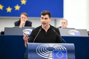 Η επίτροπος δικαιωμάτων του παιδιού προειδοποιεί να μη χρησιμοποιούνται παιδιά ως πολιτικά εργαλεία