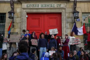 Γάλλοι μαθητές αποκλείουν λύκεια καθώς η κυβέρνηση δεσμεύεται να αντιμετωπίσει τα προβλήματα στην εκπαίδευση