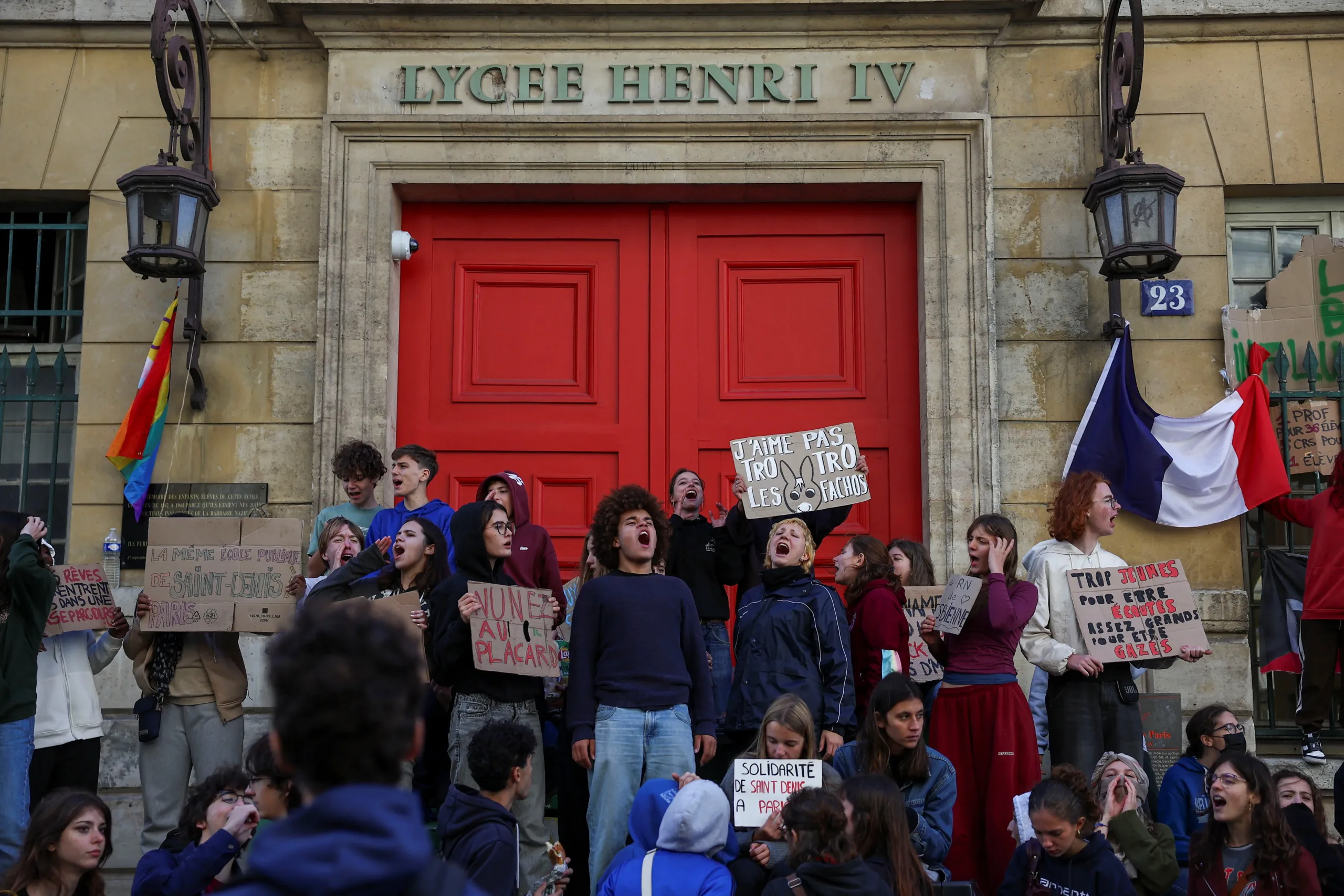 Γάλλοι μαθητές αποκλείουν λύκεια καθώς η κυβέρνηση δεσμεύεται να αντιμετωπίσει τα προβλήματα στην εκπαίδευση