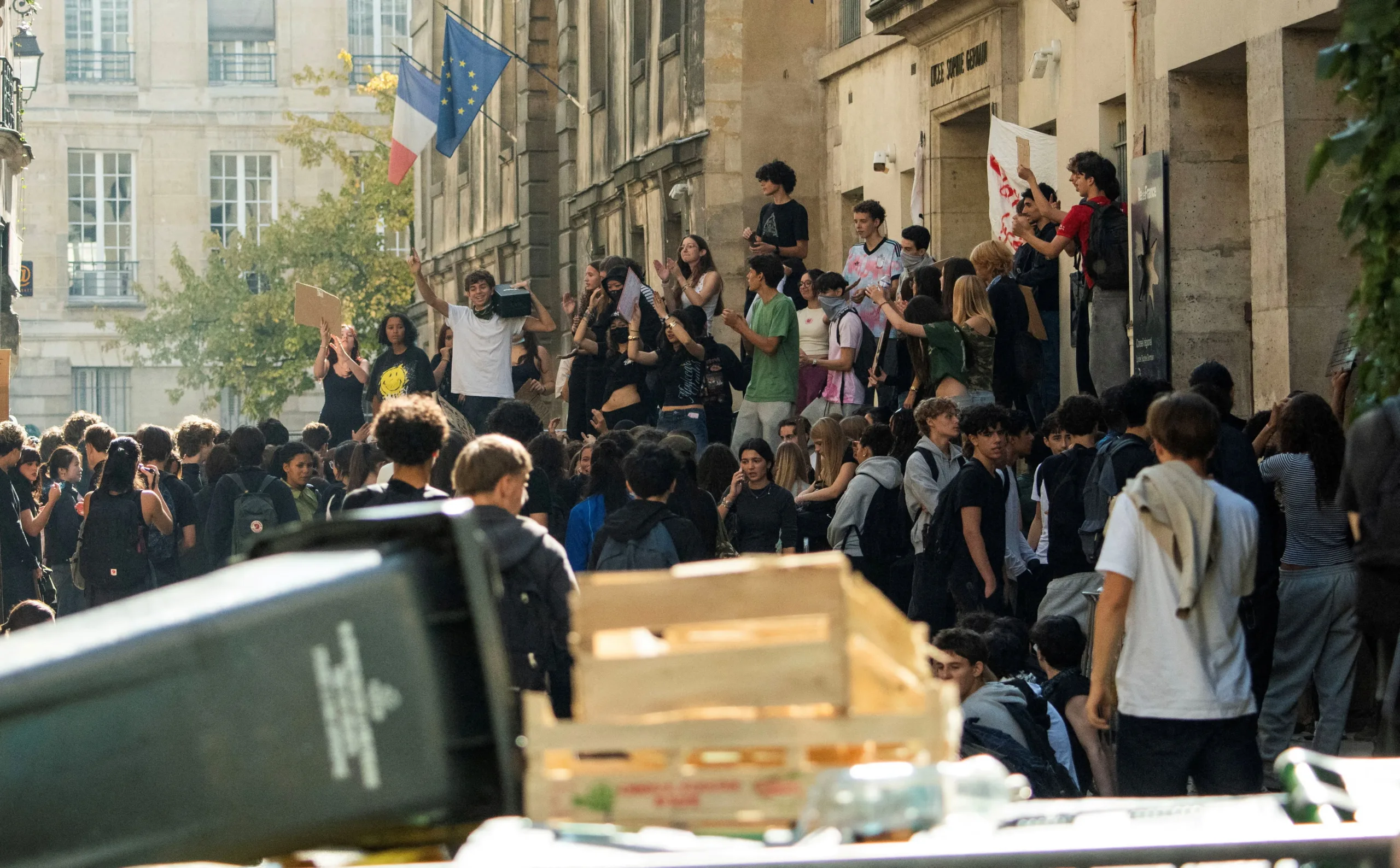 Έφηβος χάνει το χέρι του σε συγκρούσεις με την αστυνομία κατά τη διάρκεια μαθητικής διαμαρτυρίας στη βόρεια Γαλλία