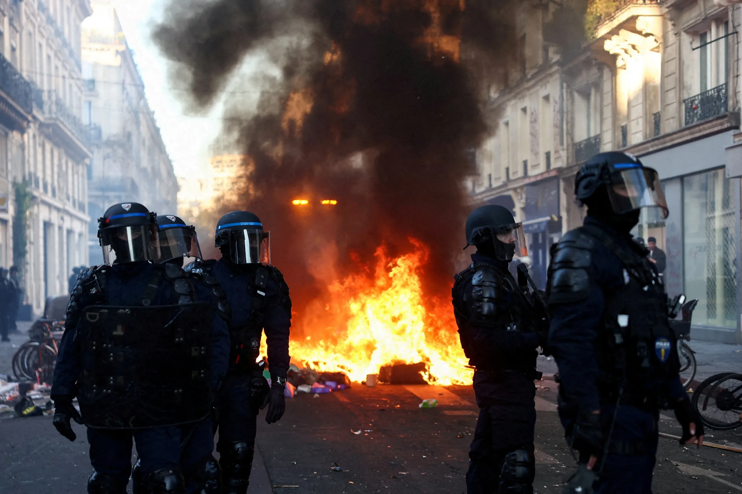 Ηρεμία στις γαλλικές πόλεις με απαγορεύσεις κυκλοφορίας, ενώ ομάδες διαμαρτυρίας σχεδιάζουν νέες διαδηλώσεις