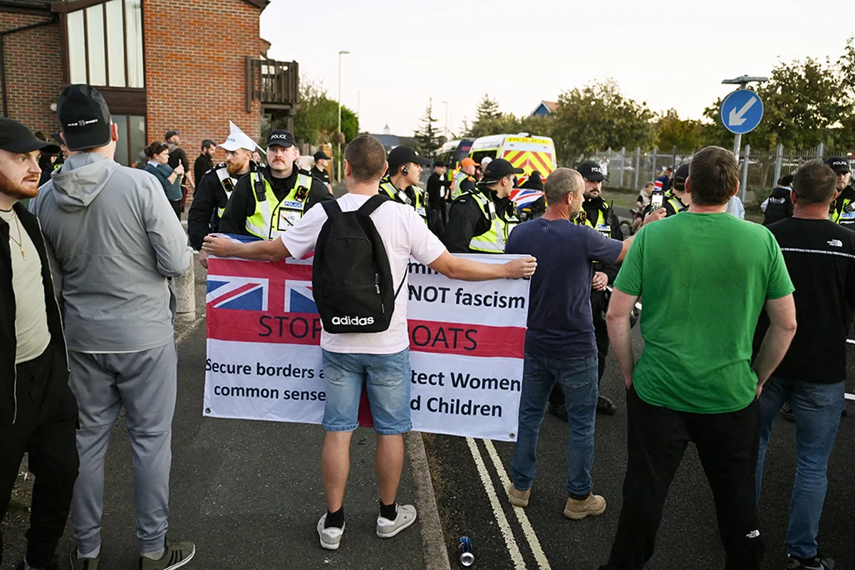 Британская полиция задержала 12 человек после протеста против прибытия мигрантов в Госпорте