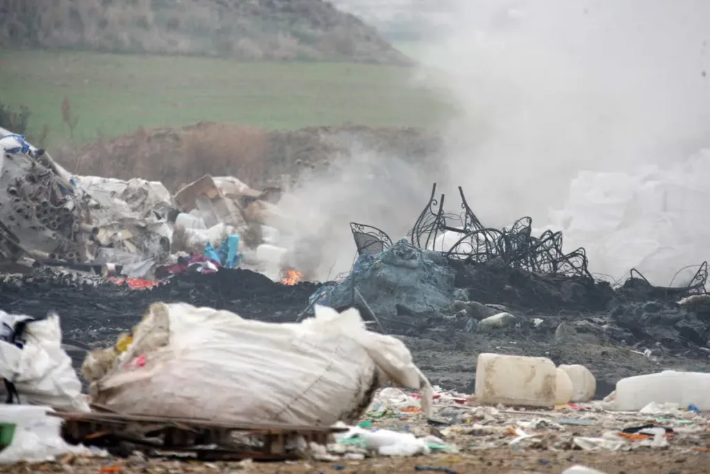 Σε εξέλιξη η απομάκρυνση απορριμμάτων από την πρώην χωματερή στο Βατί στο πλαίσιο έργου αποκατάστασης