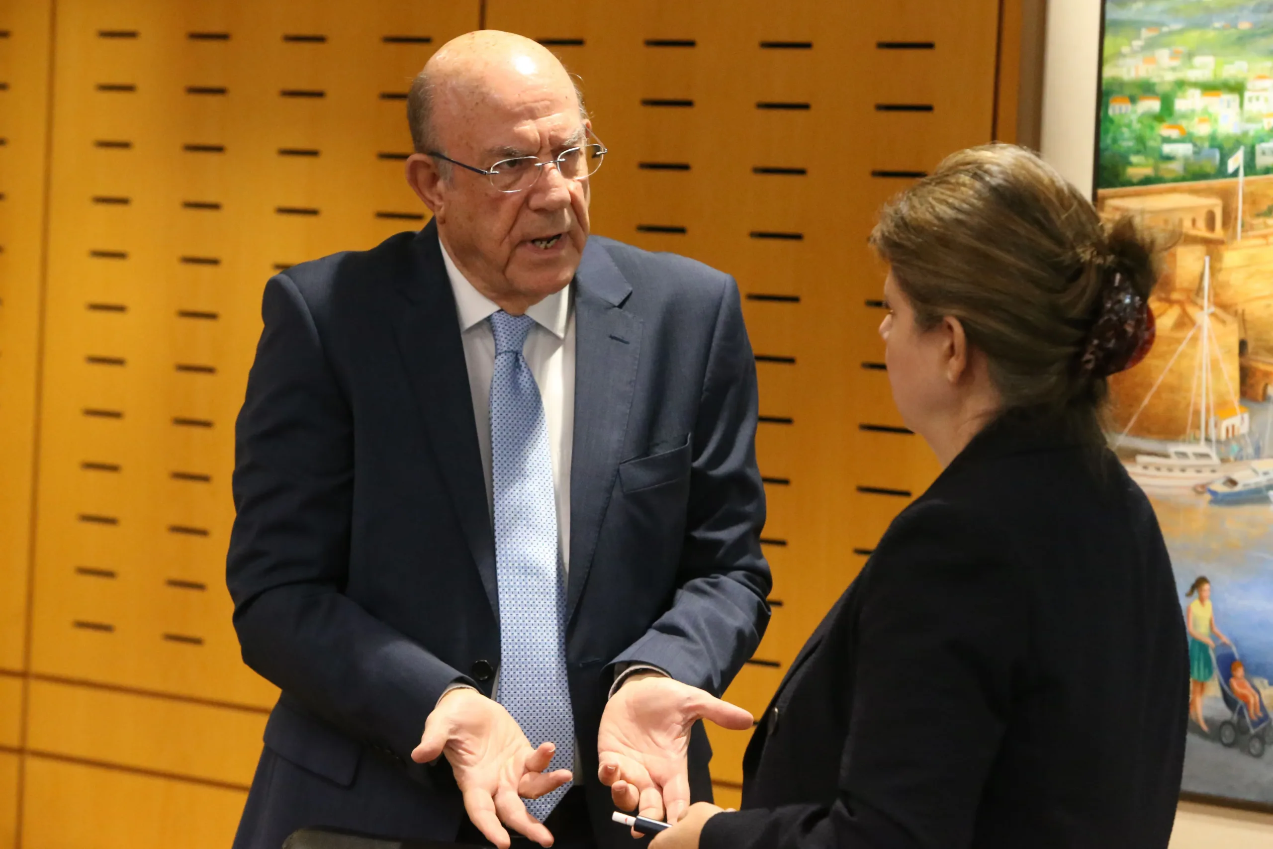Η Κύπρος προβλέπει ανάπτυξη και δημοσιονομικό πλεόνασμα για το 2027, ενώ το Akel αμφισβητεί τις οικονομικές προοπτικές