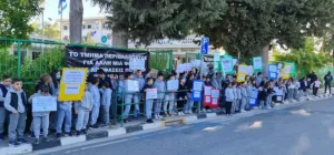 Μαθητές στο Μιτσερό απέχουν από τα μαθήματα διαμαρτυρόμενοι για τη μετεγκατάσταση εργοστασίου ασφαλτικού