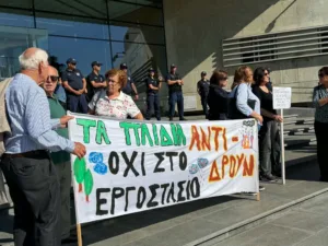 Κοινότητες του Μιτσερού διαμαρτύρονται έξω από το Ανώτατο Δικαστήριο για τα σχέδια κατασκευής εργοστασίου ασφάλτου