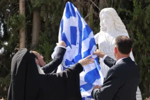 Ο Χριστοδουλίδης αποκαλύπτει μνημείο της ΕΟΚΑ στον Πύργο και ανακοινώνει χρηματοδότηση €160.000