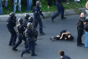 Во Франции полицейский стал фигурантом расследования после ранения 14-летнего подростка гранатой со слезоточивым газом