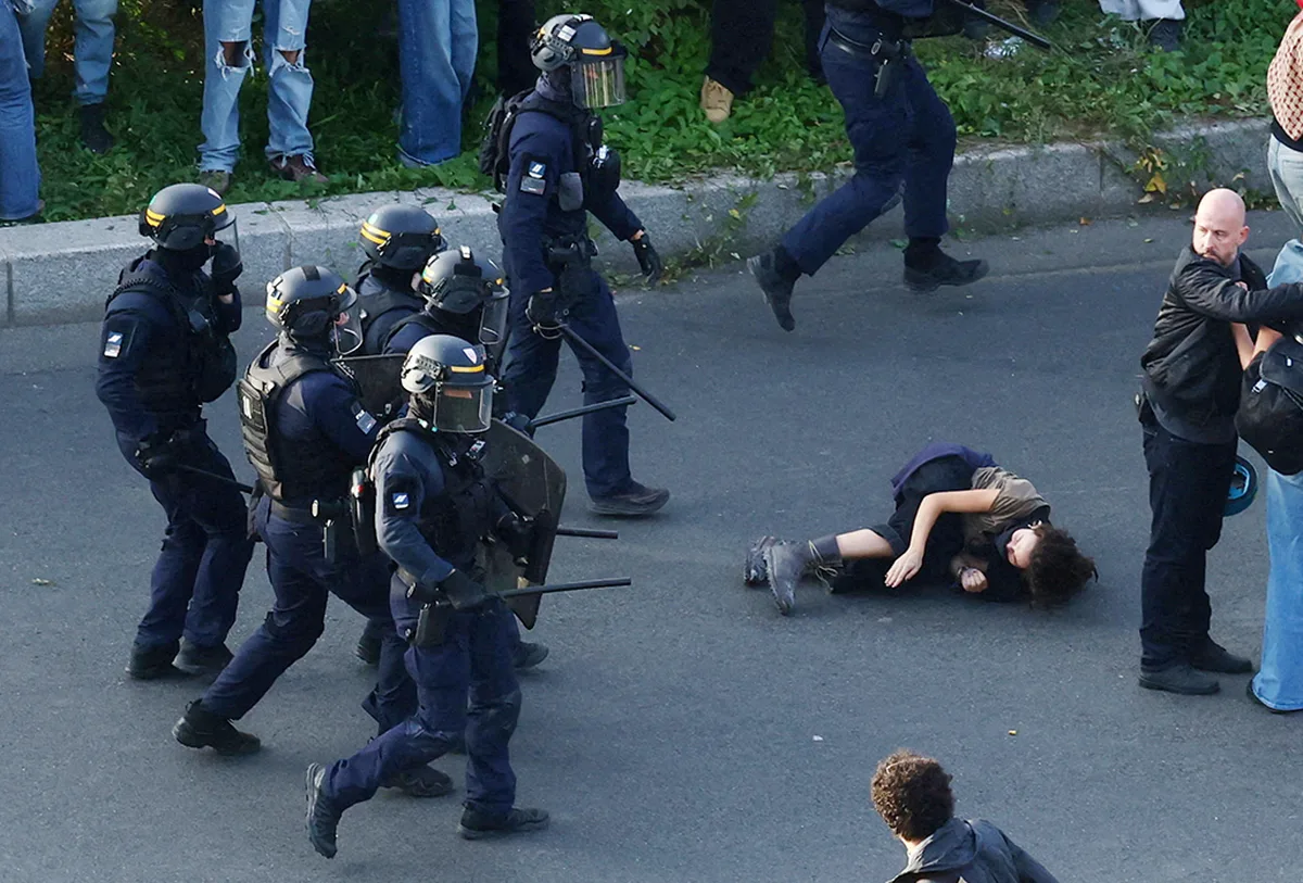 Во Франции полицейский стал фигурантом расследования после ранения 14-летнего подростка гранатой со слезоточивым газом
