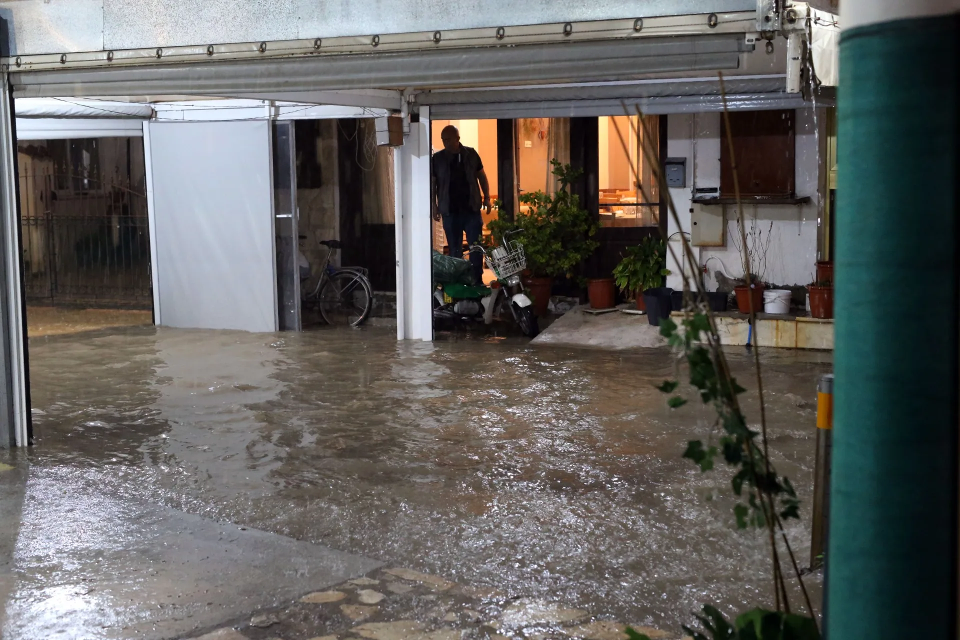Βροχές και καταιγίδες αναμένονται την Πέμπτη με σταδιακή βελτίωση του καιρού
